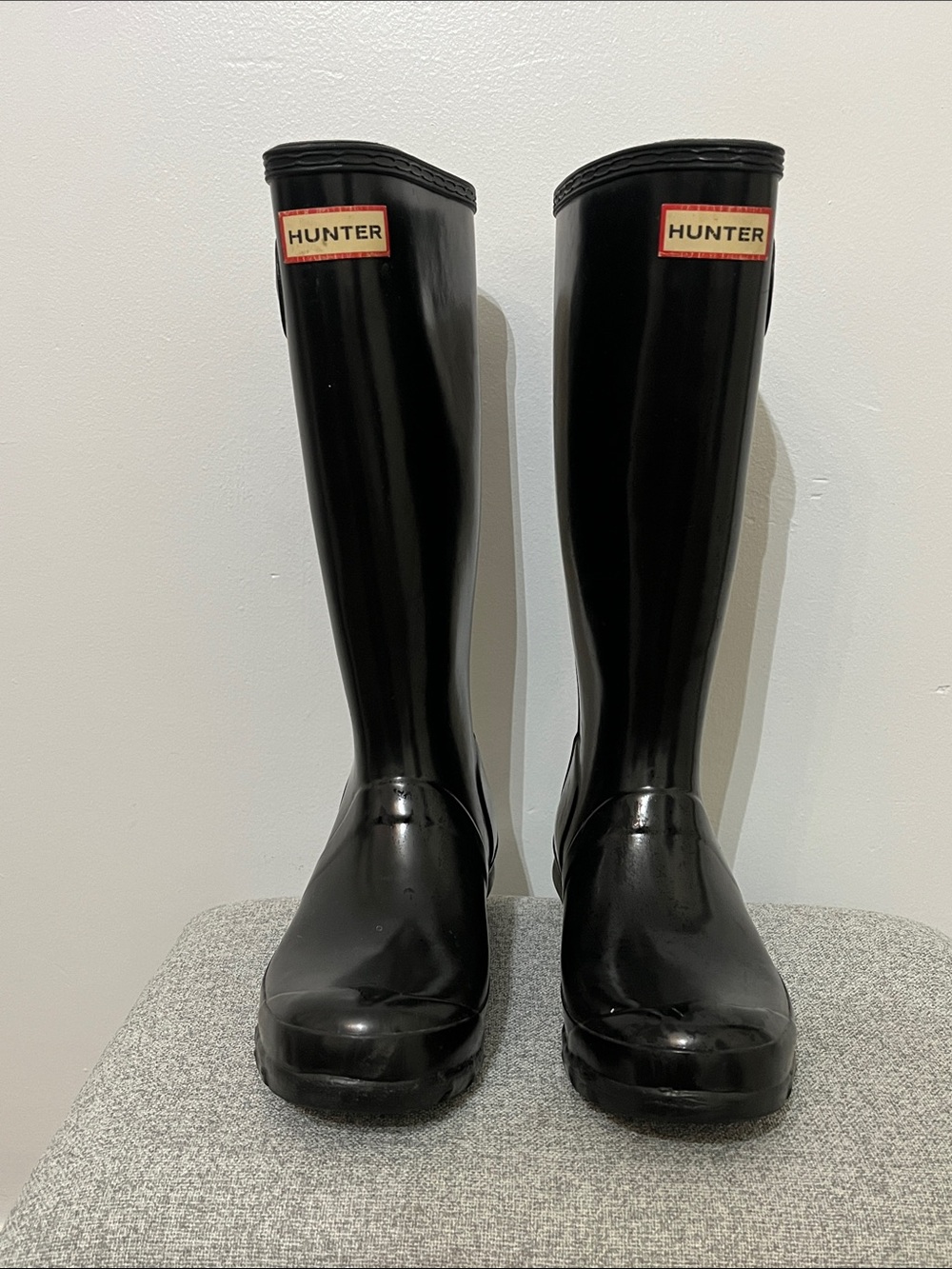 Big Kids Hunter Tall Gloss Rain Boots in Black with Red Logo